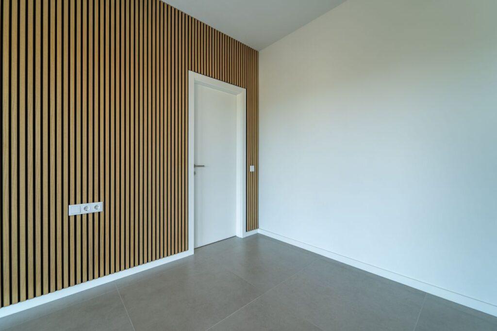 Heller Raum mit klarer Struktur und Akustikpaneele Holz an der Wand – zeitloses Element in moderner Einrichtung