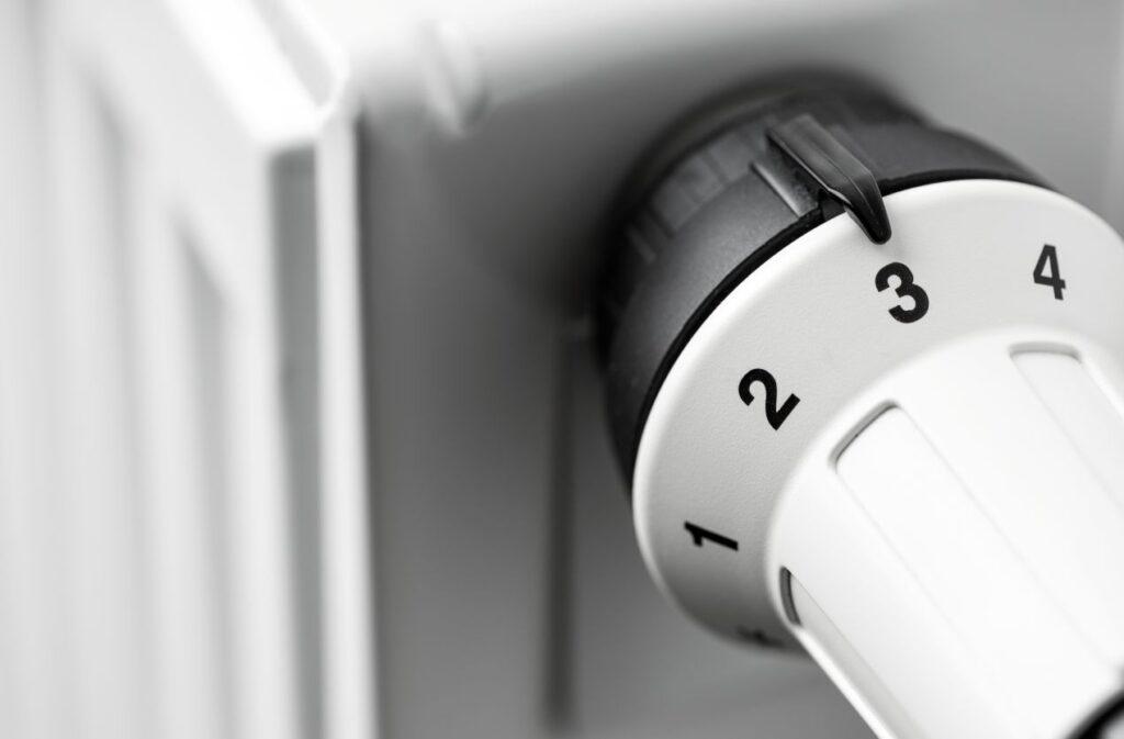 Nahaufnahme eines Heizkörper-Thermostats – Energie sparen bei steigenden Heizölpreisen in Hamburg