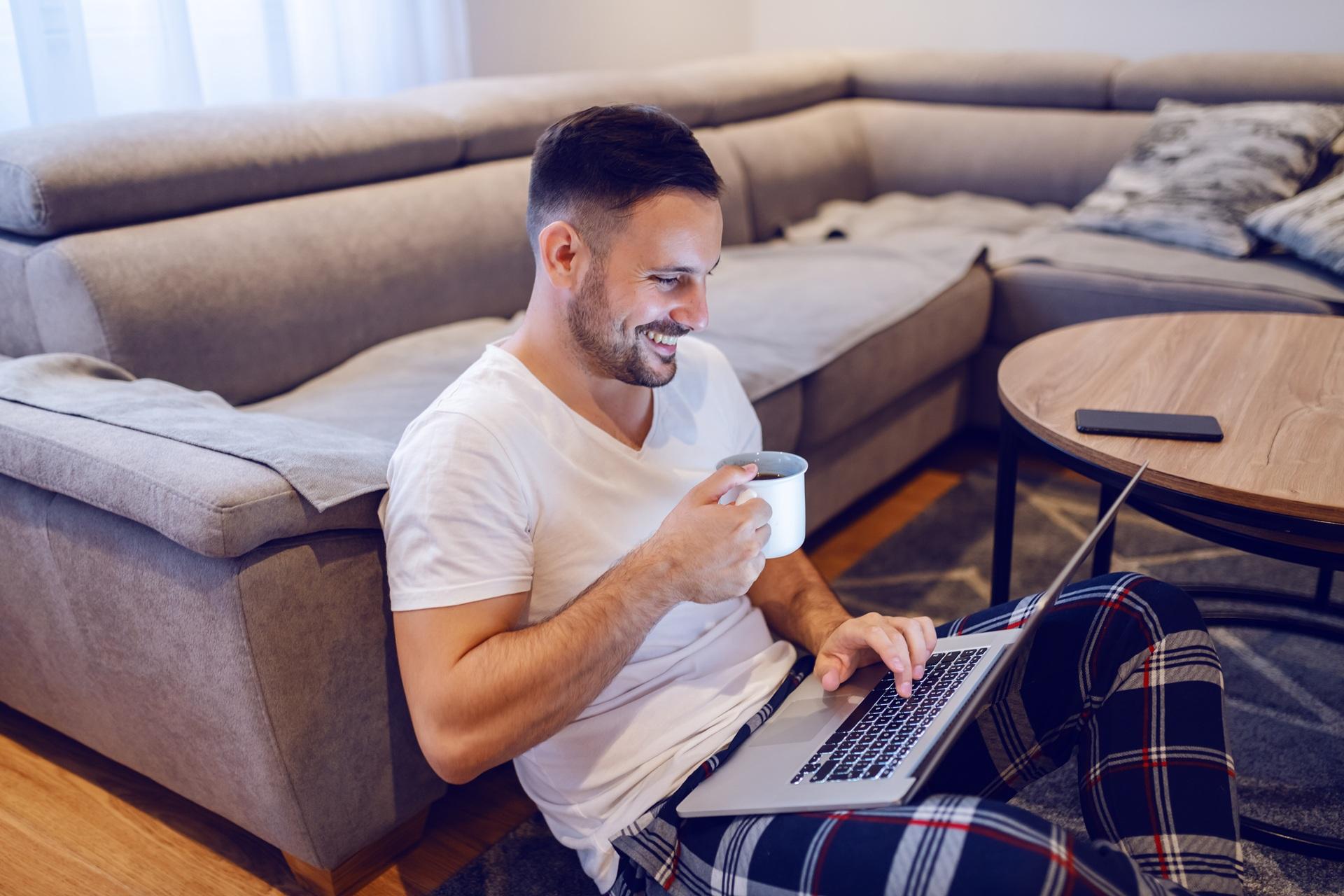 Mann mit Laptop bei Kaffee | Specksteinofen

