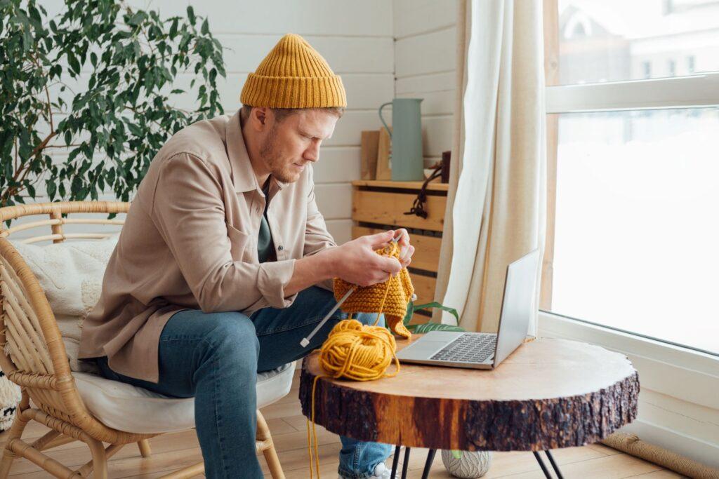 Mann strickt mit Baby Alpaka Wolle