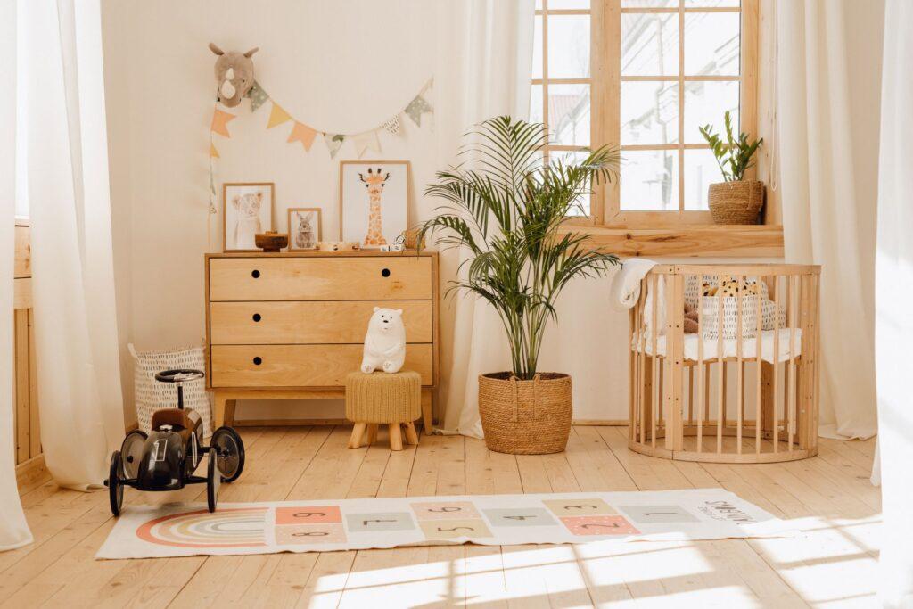 Natuerlich eingerichtetes Babyzimmer mit Holz, Pflanzen und neutralen Textilien