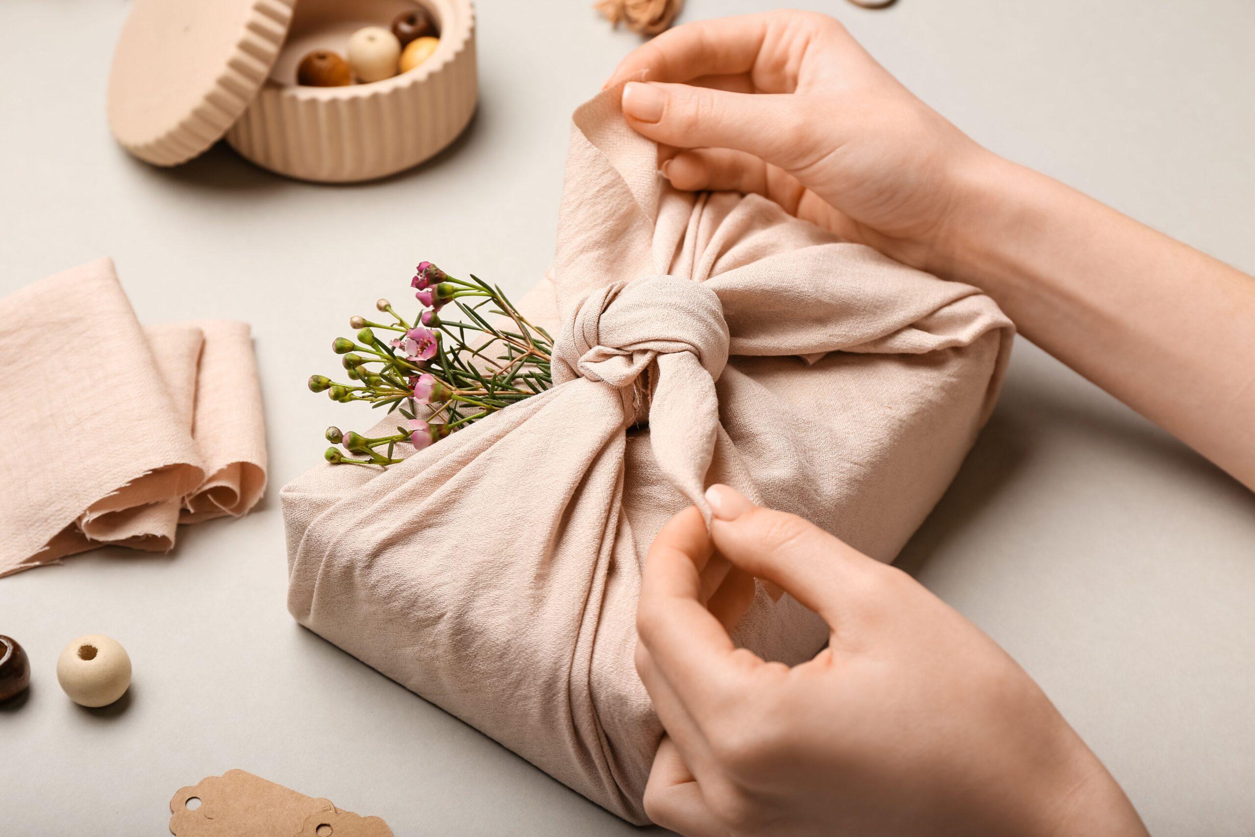 Geburtstagsgeschenk in Stoffverpackung mit Trockenblumen, von Hand gebunden