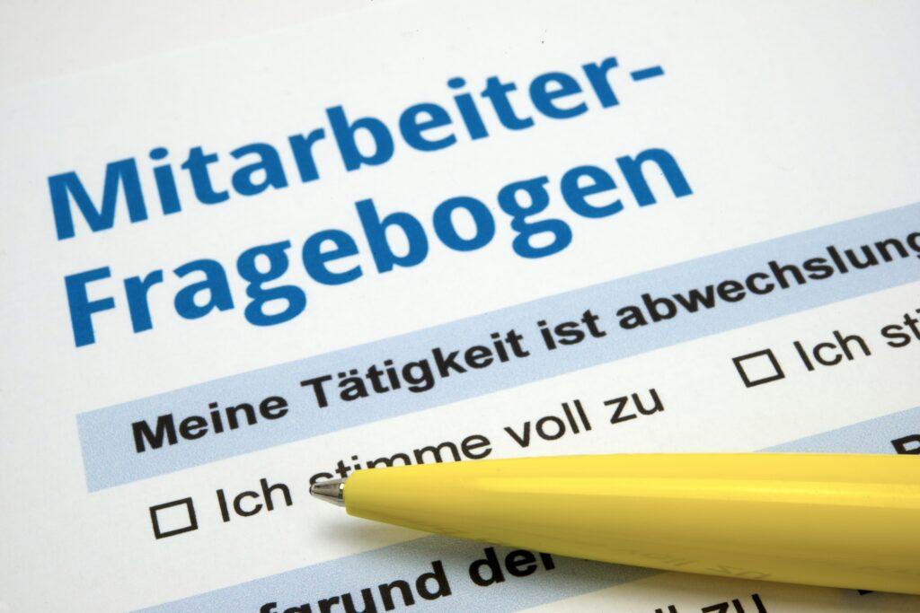 Mitarbeiter Fragebogen mit gelbem Stift | Auftisch Osmoseanlage