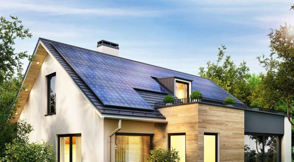 Haus mit Photovoltaikanlage auf dem Dach im Sonnenschein | Regenwassernutzungsanlage